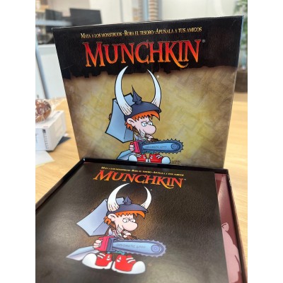 Asmodee Munchkin, Juego de Cartas, Mata a los Monstruos, Roba el Tesoro
